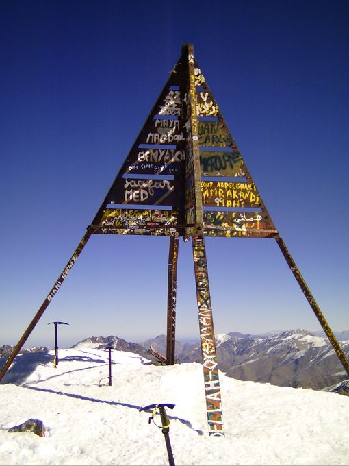 Estructura metálica en la cima del Toubkal
