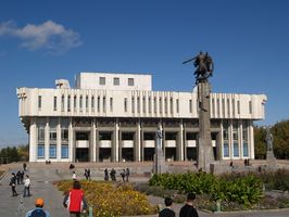 La Filarmónica con la estatua de Manas