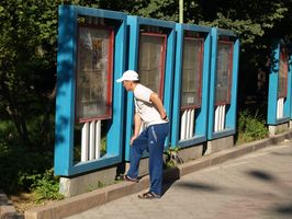 Leyendo el periódico en una calle de Bishkek