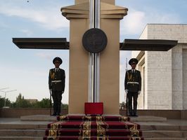Los soldados del Monumento a la Independencia en la Plaza de Ala-Too en Bishkek