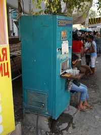 Una típica máquina de venta de agua con gas de las calles de Bishkek