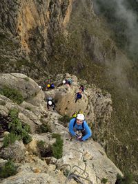 Mucha gente haciendo la vía ferrata