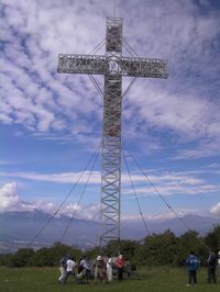 Cruz en la cima secundaria