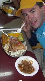 Sergio disfrutando de un hornado de chancho