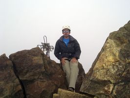 Sergio en la cima del Iliniza Norte