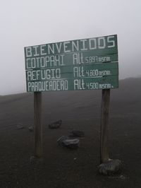 Cartel en el parqueadero de subida al refugio