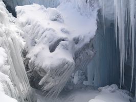 Un puente de nieve hundido