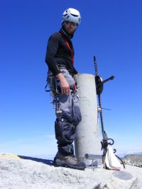 Eloy en la cima del Almanzor 2.592 m en la Sierra de Gredos (Ávila)