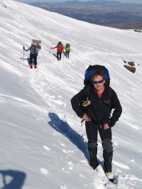 A Carlikis nunca le pesa la mochila, y menos en Sierra Nevada (Granada)