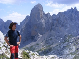 Cerca del Naranjo de Bulnes en los Picos de Europa (Asturias)
