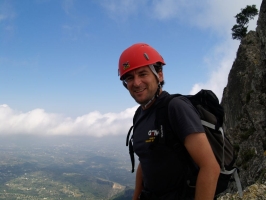 Disfrutando de las vistas en la Sierra de Bernia (Alicante)