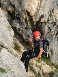 Haciendo un rápel en la Sierra de Bernia (Alicante)