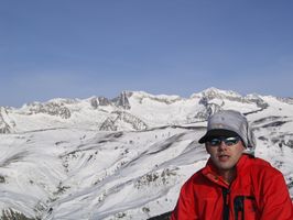 Cima del Pico Cerler 2.407 m en los Pirineos, con la Maladeta y el Aneto al fondo (Huesca)