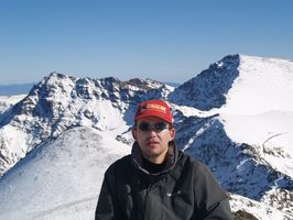 Cima del Veleta 3.396 m en Sierra Nevada, con la Alcazaba y el Mulhacén al fondo (Granada)