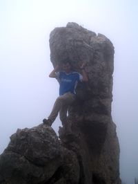 Haciendo de Atlas en el Puig Campana (Alicante)