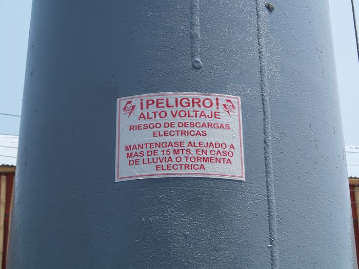 Cartel en el asta de la bandera del Zócalo