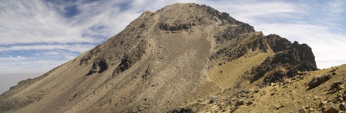'Las rodillas' del Iztaccíhuatl, con el Albergue nº 19 del Grupo los Cien en su base