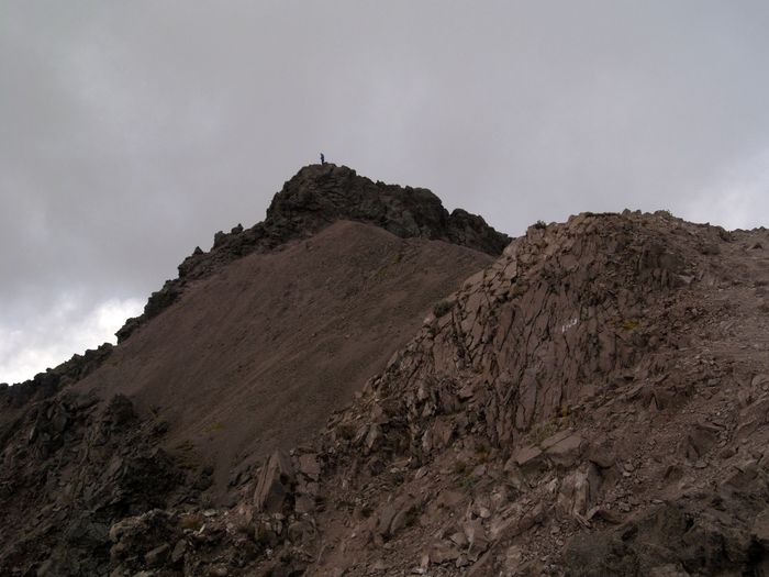 Último tramo de la cresta cimera, la cima al fondo
