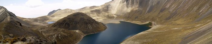 Vista de las Lagunas de la Luna (al fondo) y del Sol (la más grande)