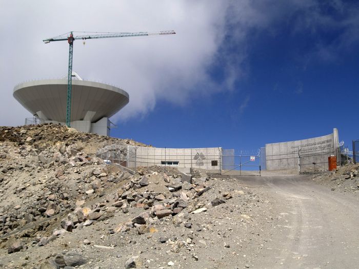 Puerta de entrada al radiotelescopio en la cima