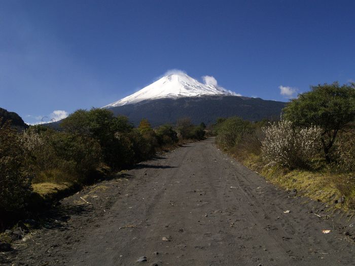 El Popocatépetl visto desde el camino de acceso al Paso de Cortés